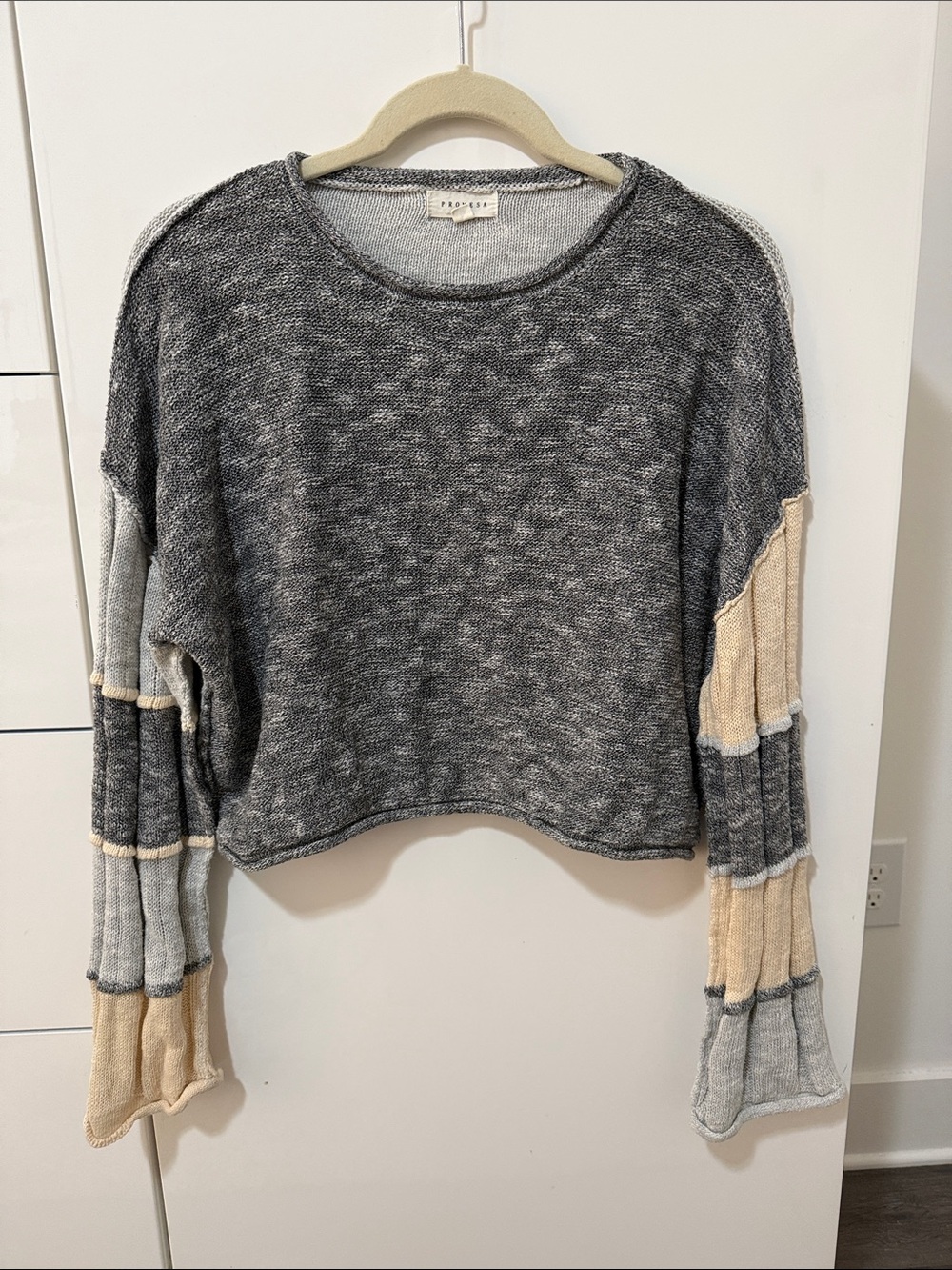 Promesa Marled Gray Cropped Sweater with Cream and Light Gray Sleeve Panels